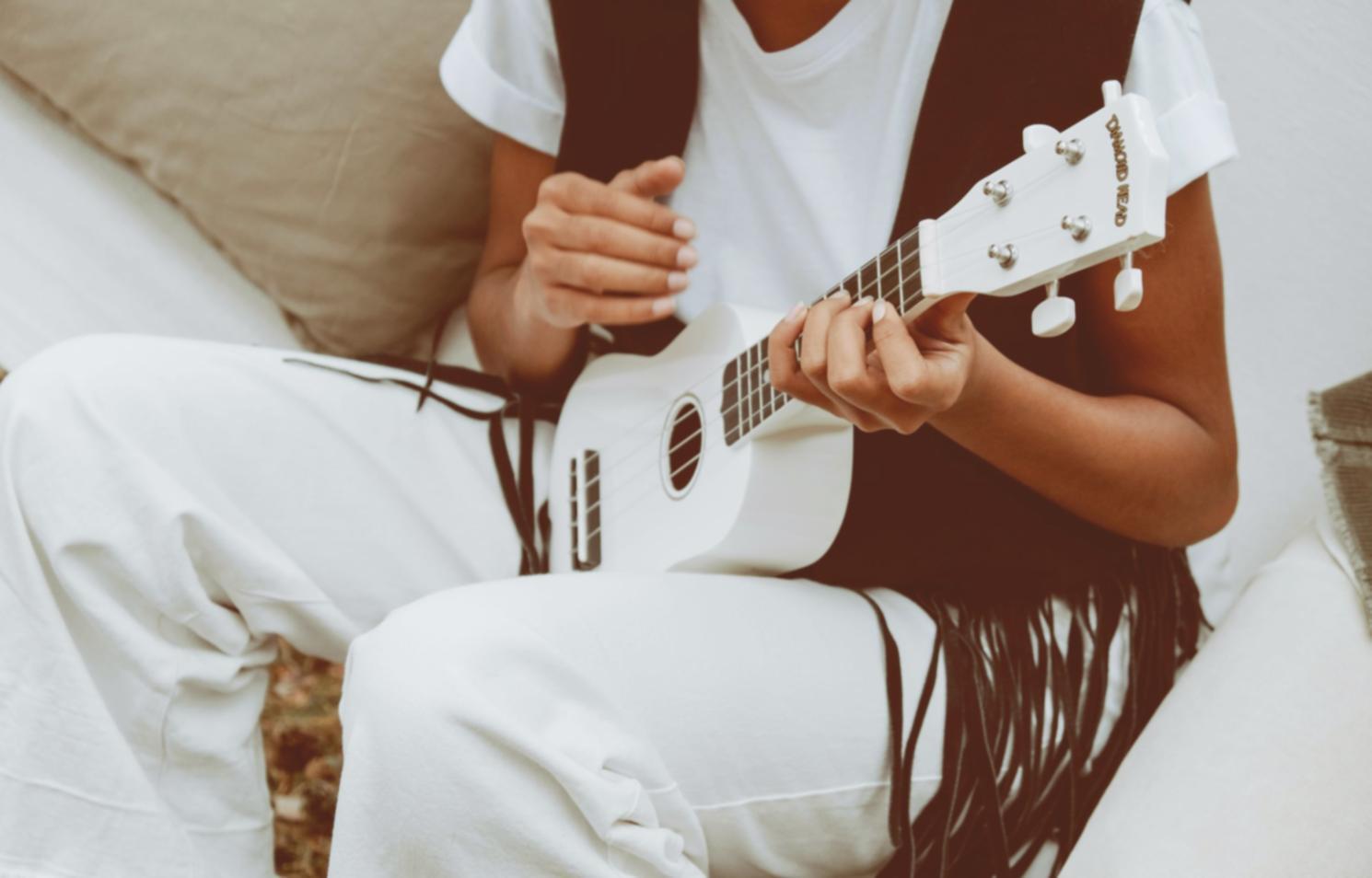 Музичні ноти та інструменти